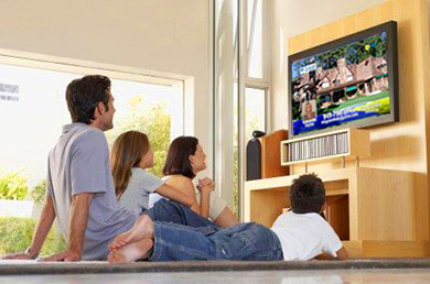 Familia Assistindo TV